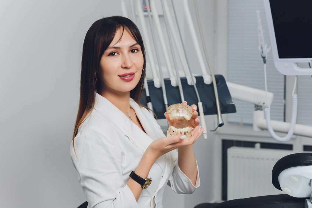 Nha sĩ tư vấn răng sứ